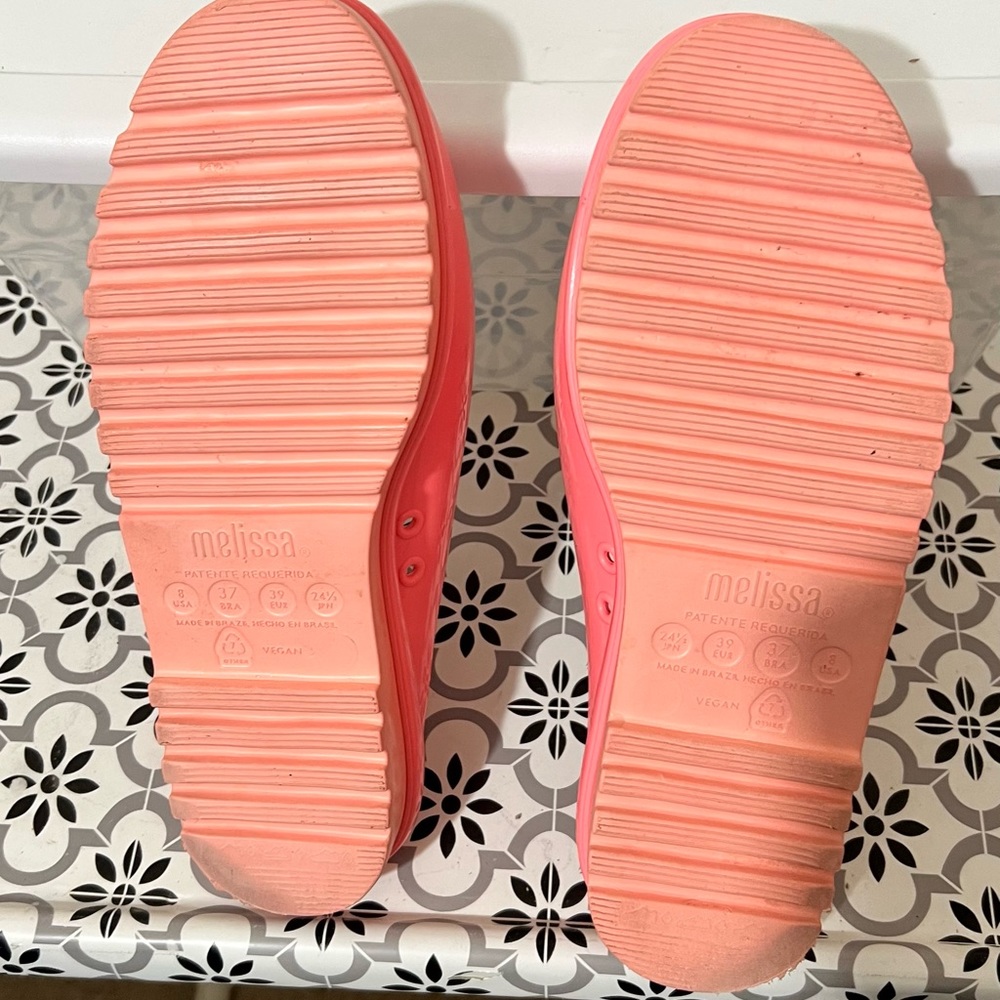 Melissa Smart Clog is an easy-to-wear shape,with maximum comfort. In Pink - Picture 4 of 4